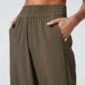 Vuori Villa Wide Leg Pants M Dark Oregano (Green) Short 25-26" Inseam